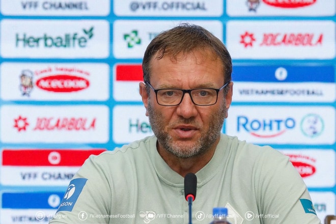 Huấn luyện viên trưởng Thomas Horsch của Câu lạc bộ Bóng đá Nữ Werder Bremen đánh giá cao chất lượng của các tuyển thủ trong đội hình Đội tuyển Nữ Việt Nam. (Ảnh: VFF) z6603491478528-42b79316dbbea01924ed93f37231f613.jpg