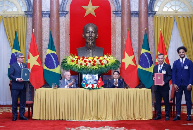 Chủ tịch nước Lương Cường và Tổng thống Luiz Inácio Lula da Silva chứng kiến lễ trao văn kiện hợp tác giữa Liên đoàn Bóng đá Việt Nam (VFF) và Liên đoàn Bóng đá Brazil tháng 3/2025. (Ảnh: Lâm Khánh/TTXVN) vna-potal-chu-tich-nuoc-va-tong-thong-brazil-chung-kien-le-trao-van-kien-hop-tac-7939267.jpg