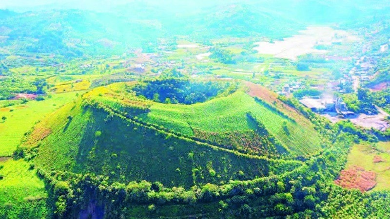 Núi lửa Nâm Kar thuộc thôn Phú Sơn, xã Quảng Phú, huyện Krông Nô là một trong những núi lửa trẻ, hình thành do sự kết hợp giữa phun trào và phun nổ.