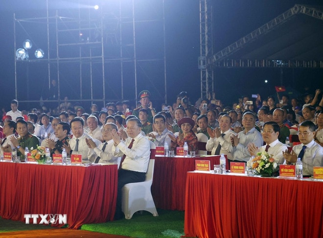 Tổng Bí thư Tô Lâm và các đại biểu dự khai mạc Lễ hội Làng Sen. (Ảnh: Thống Nhất/TTXVN) ttxvn-tong-bi-thu-le-hoi-lang-sen-4.jpg