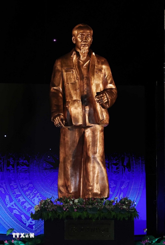 Tượng 'Bác Hồ về thăm quê.' (Ảnh: Thống Nhất/TTXVN) ttxvn-tong-bi-thu-le-hoi-lang-sen-3.jpg