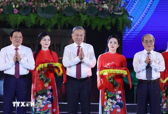 Tổng Bí thư Tô Lâm và các đại biểu thực hiện nghi thức cắt băng khánh thành tượng 'Bác Hồ về thăm quê.' (Ảnh: Thống Nhất/TTXVN) ttxvn-tong-bi-thu-le-hoi-lang-sen-1.jpg