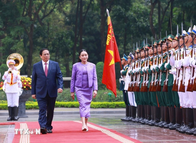 Thủ tướng Phạm Minh Chính và Thủ tướng Thái Lan Paetongtarn Shinawatra duyệt Đội danh dự Quân đội nhân dân Việt Nam. (Ảnh: Dương Giang/TTXVN) ttxvn-thu-tuong-pham-minh-chinh-chu-tri-le-don-thu-tuong-thai-lan-paetongtarn-shinawatra-1605-1.jpg