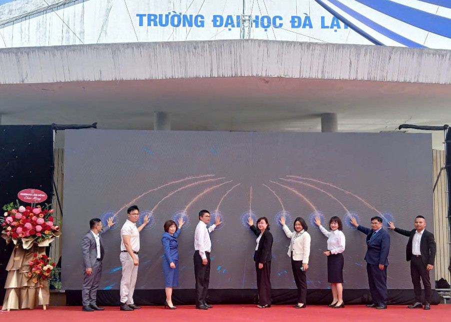 Lãnh đạo Trường Đại học Đà Lạt và các doanh nghiệp bấm nút khai mạc Chương trình Ngày hội việc làm – DLU Job Fair 2025