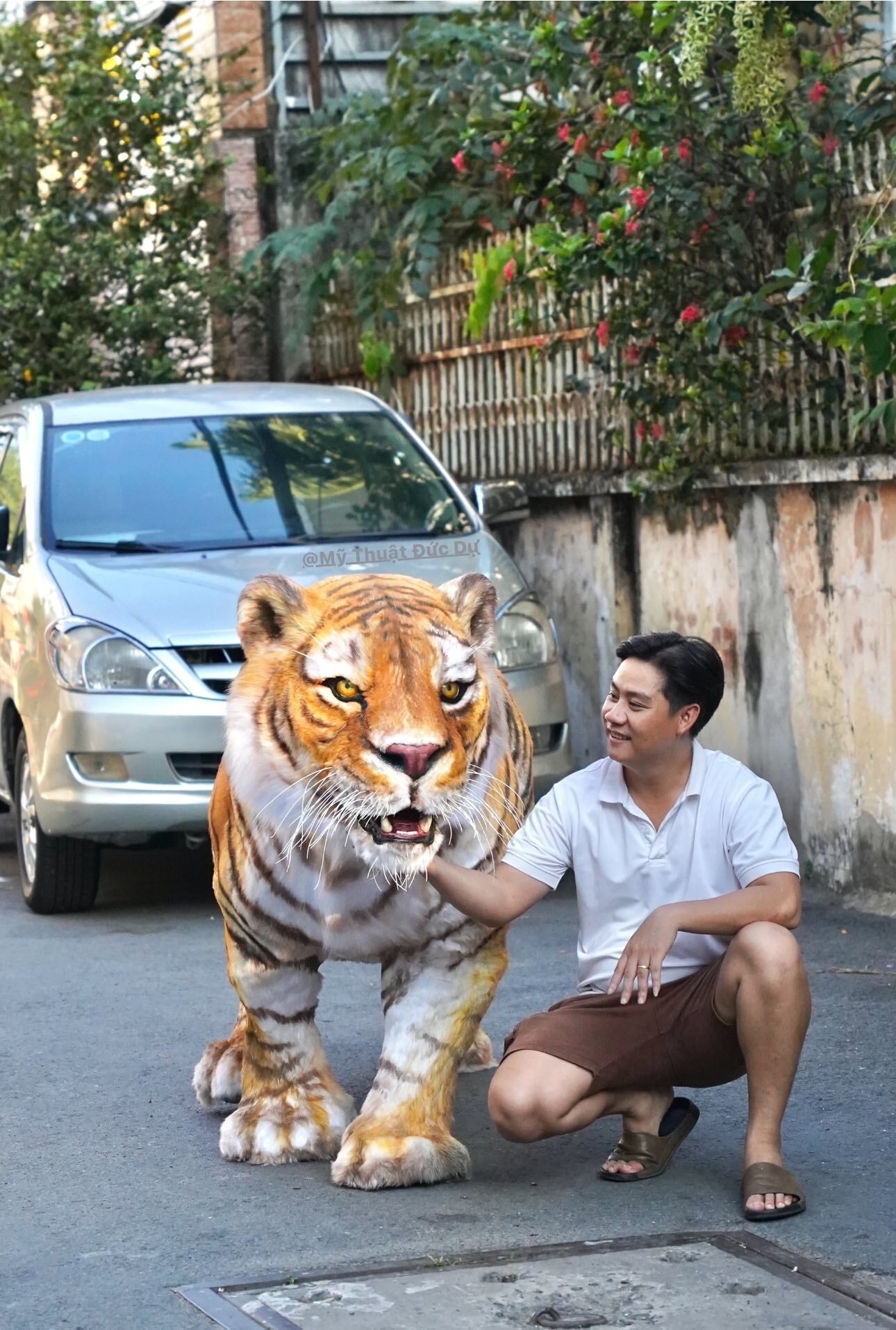 Chàng trai TP.HCM làm mô hình hổ Bengal giống thật khiến người trên phố hết hồn - 2