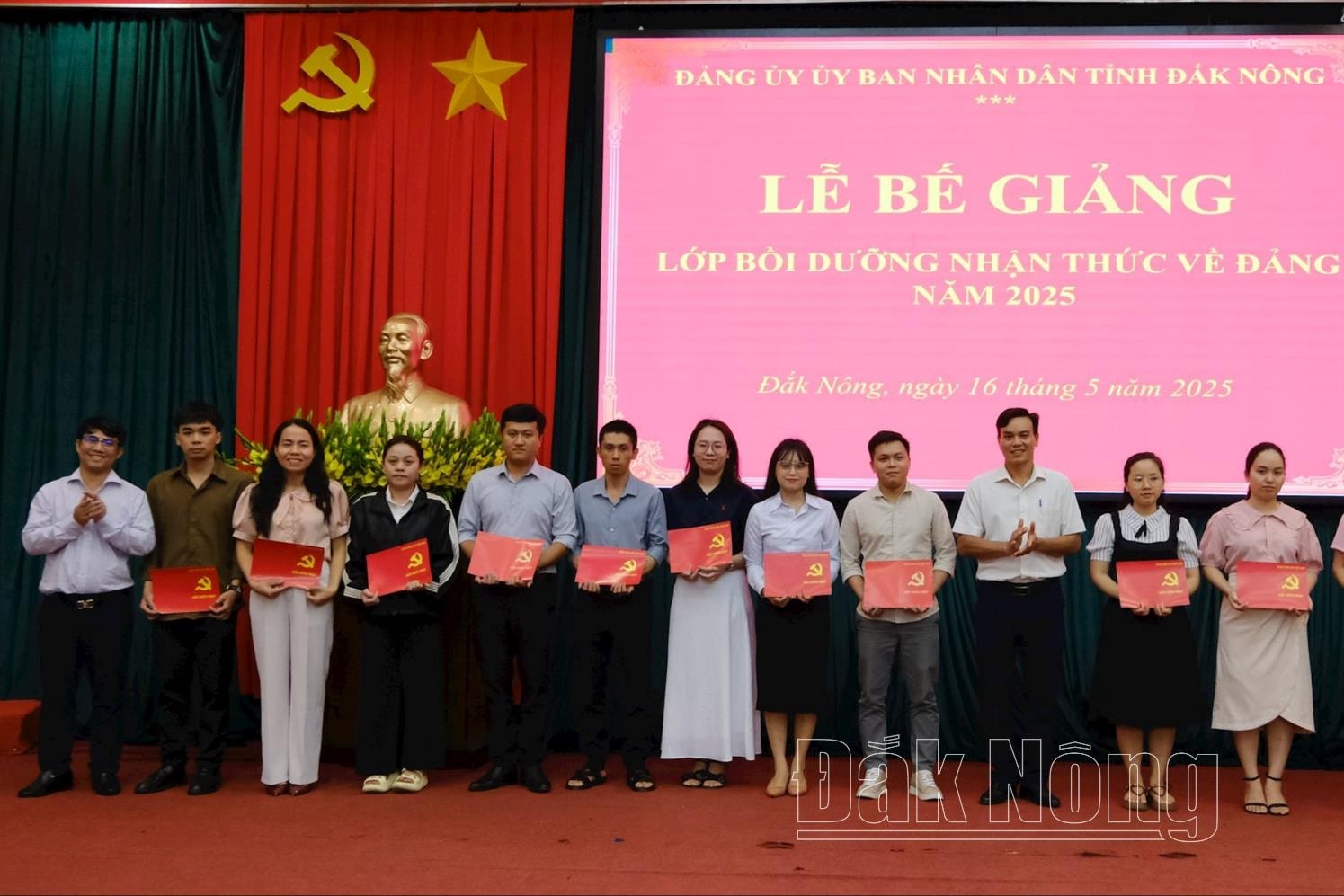 Ban Tổ chức trao giấy chứng nhận cho các học viên đạt yêu cầu