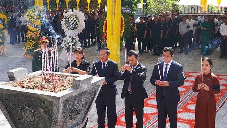 Kon Tum tổ chức Lễ truy điệu và an táng 26 hài cốt liệt sĩ ảnh 2