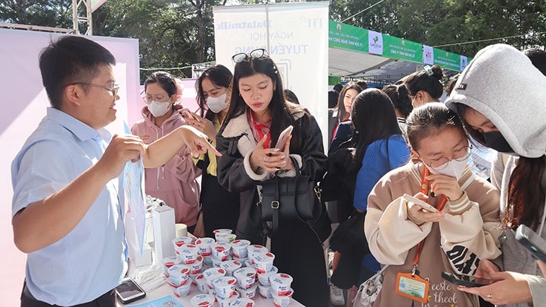 Sôi nổi Ngày hội việc làm năm 2025 tại Trường đại học Đà Lạt ảnh 2