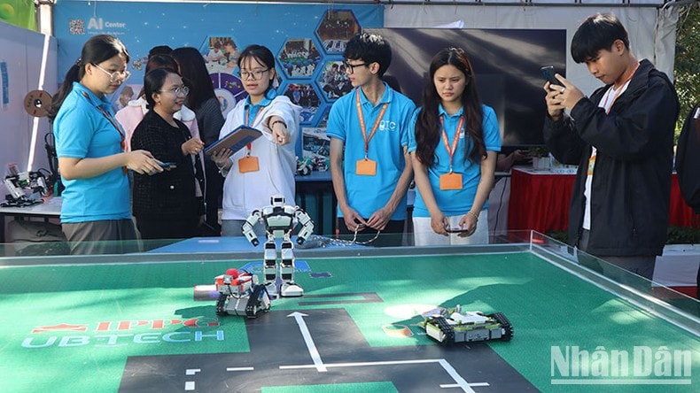 Sôi nổi Ngày hội việc làm năm 2025 tại Trường đại học Đà Lạt ảnh 3