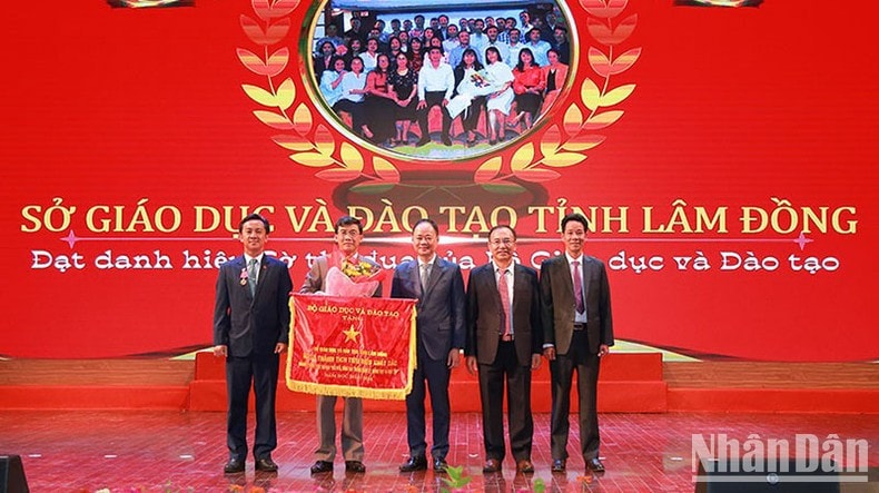 Lâm Đồng tuyên dương học sinh xuất sắc và điển hình tiên tiến ngành giáo dục giai đoạn 2020-2025 ảnh 3