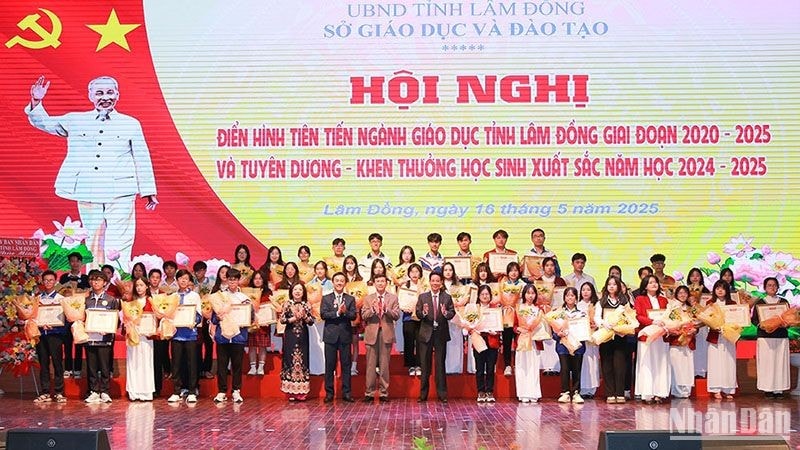 Lâm Đồng tuyên dương học sinh xuất sắc và điển hình tiên tiến ngành giáo dục.