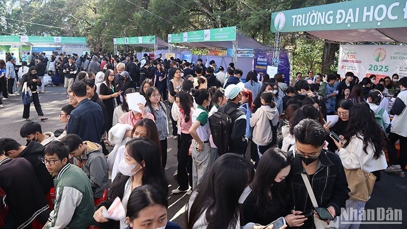 Ngày hội việc làm năm 2025 tại Trường Đại học Đà Lạt thu hút hơn 40 doanh nghiệp và khoảng 1.500 vị trí việc làm.