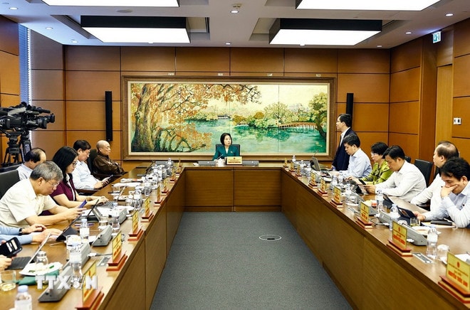 Đoàn đại biểu Quốc hội thành phố Hà Nội thảo luận ở tổ. (Ảnh: Doãn Tấn/TTXVN) ttxvn-quoc-hoi-ha-noi.jpg
