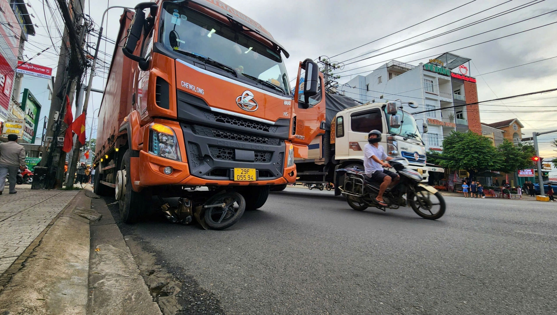 Xe máy bị xe container cuốn vào gầm