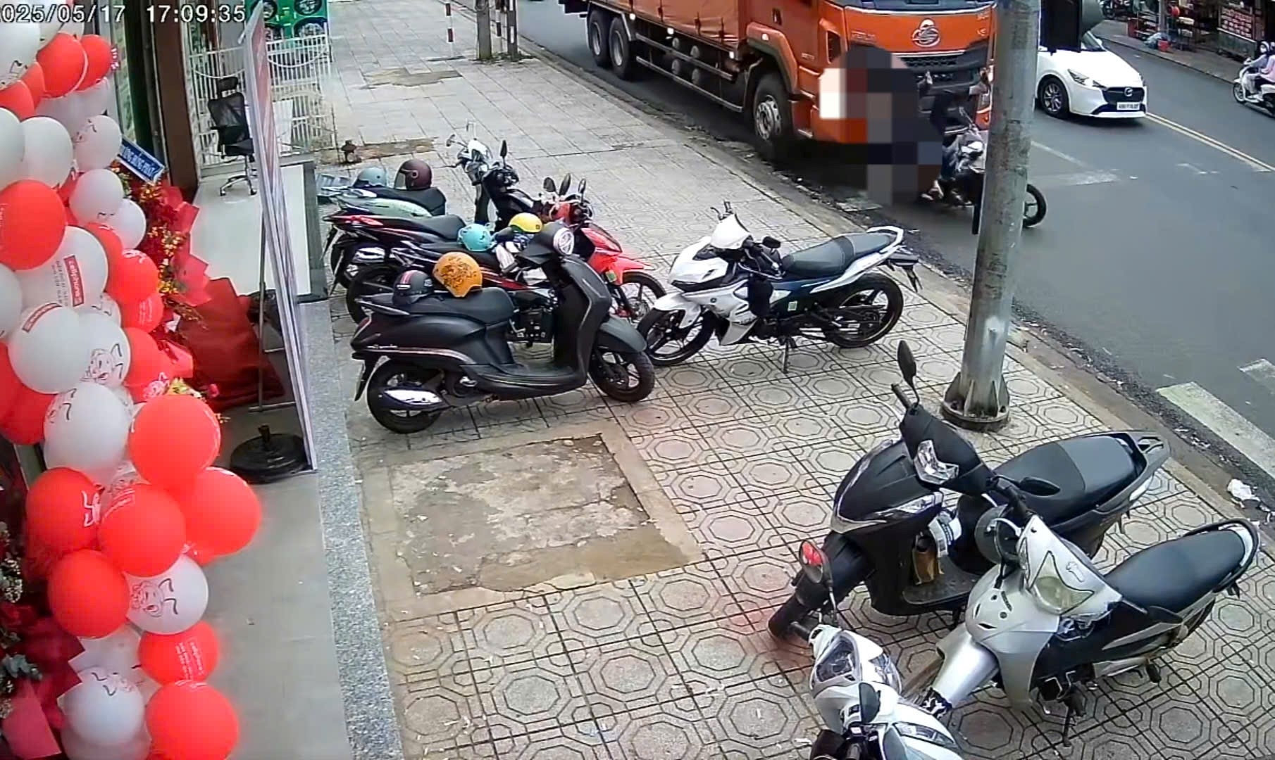Thời điểm ông V. điều khiển xe máy đang dừng đèn đỏ bị xe container tự trôi lao tới từ phía sau tông trúng