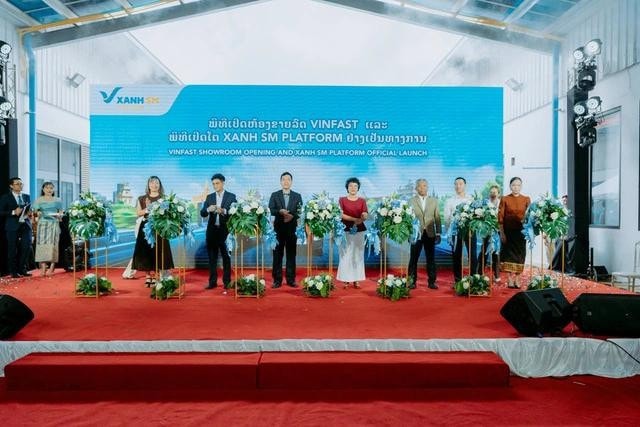 Ông Nguyễn Văn Duy, Bí thư thứ nhất, Đại sứ quán Việt Nam tại Lào (thứ 3 từ trái sang) cùng đại diện GSM và các vị đại biểu cắt băng khai trương cửa hàng VinFast đầu tiên tại Lào Ông Nguyễn Văn Duy, Bí thư thứ nhất, Đại sứ quán Việt Nam tại Lào (thứ 3 từ trái sang) cùng đại diện GSM và các vị đại biểu cắt băng khai trương cửa hàng VinFast đầu tiên tại Lào