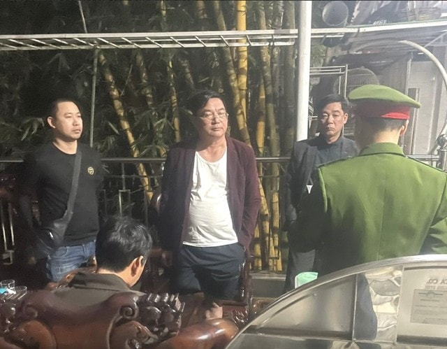 Ông Vũ Đình Năm, trưởng Văn phòng Tây Nguyên (áo thun trắng), bị cơ quan công an bắt giữ