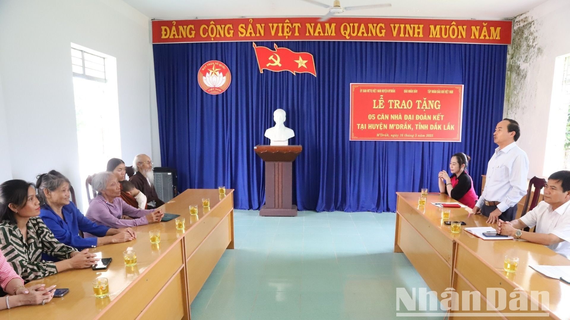 Báo Nhân Dân trao tặng kinh phí xây dựng 5 nhà đại đoàn kết tại huyện vùng sâu M’Drắk ảnh 1