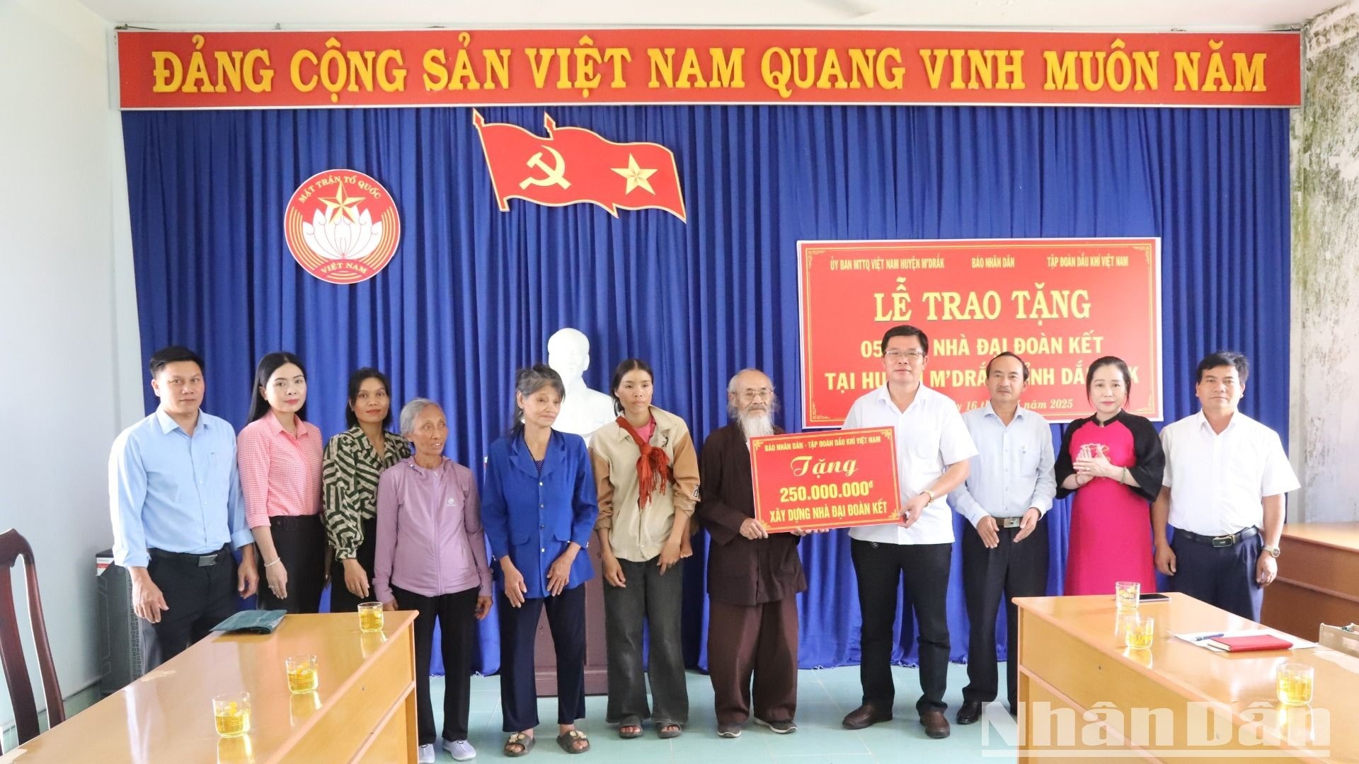 Báo Nhân Dân trao tặng kinh phí xây dựng 5 nhà đại đoàn kết tại huyện vùng sâu M’Drắk ảnh 7