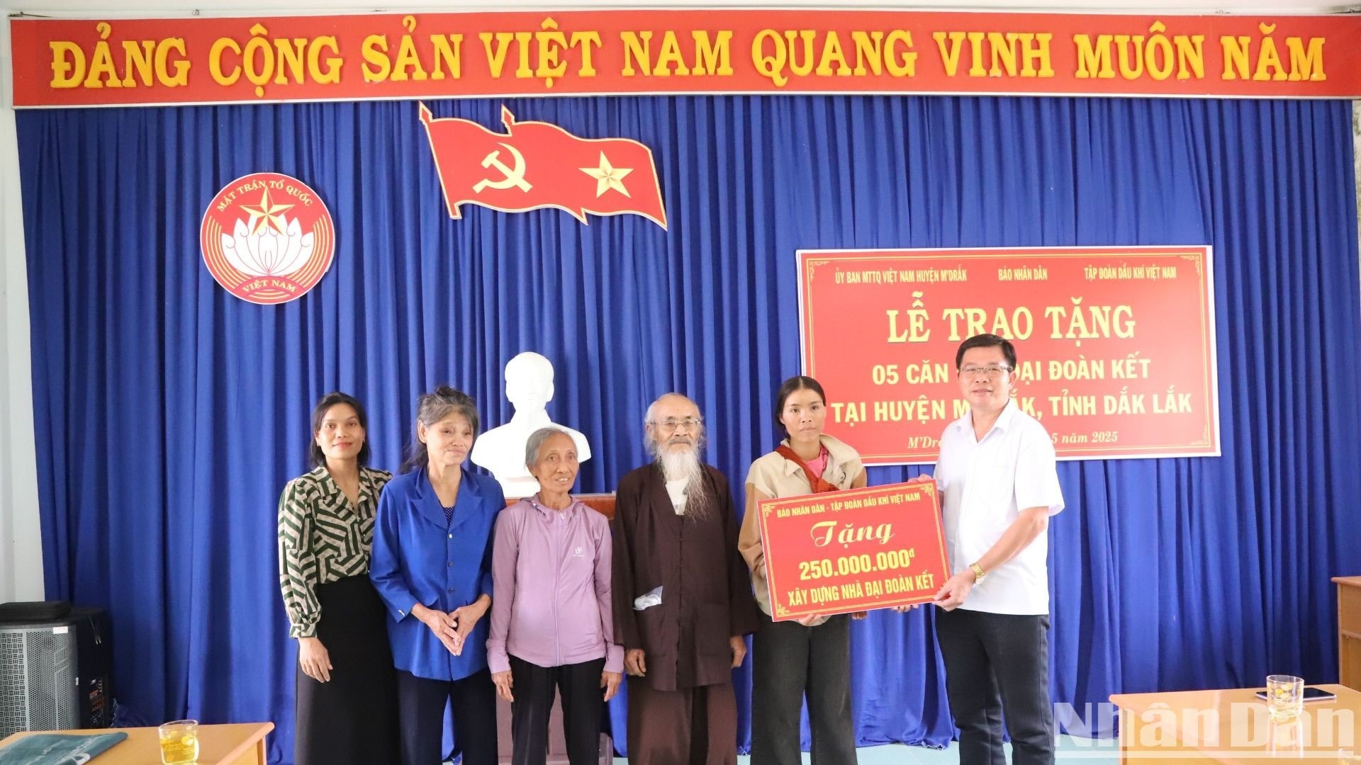 Báo Nhân Dân trao tặng kinh phí xây dựng 5 nhà đại đoàn kết tại huyện vùng sâu M’Drắk ảnh 4