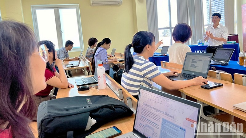Chi bộ Giảng viên, phân hiệu Đại học Đà Nẵng tại Kon Tum học tập chuyên đề ứng dụng công nghệ thông tin phục vụ công tác giảng dạy