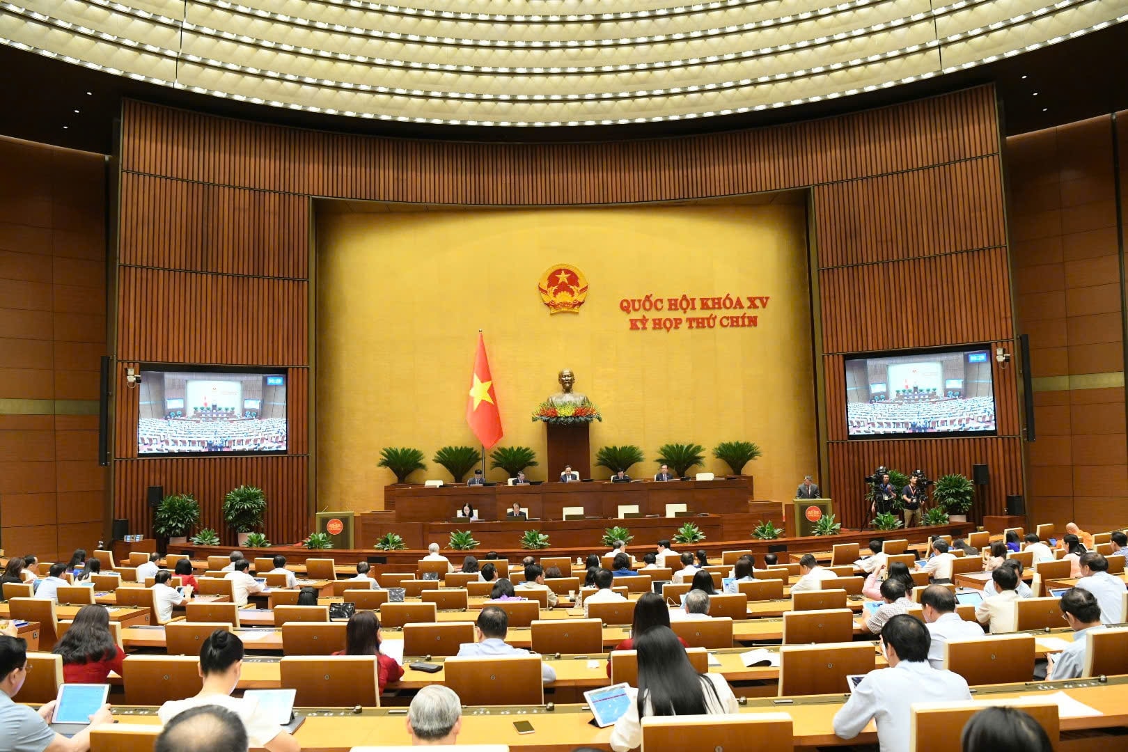 Quốc hội thông qua Nghị quyết bố trí ngân sách sắp xếp bộ máy, miễn học phí, phát triển khoa học, công nghệ- Ảnh 1. Quốc hội thông qua Nghị quyết bố trí ngân sách sắp xếp bộ máy, miễn học phí, phát triển khoa học, công nghệ- Ảnh 1.