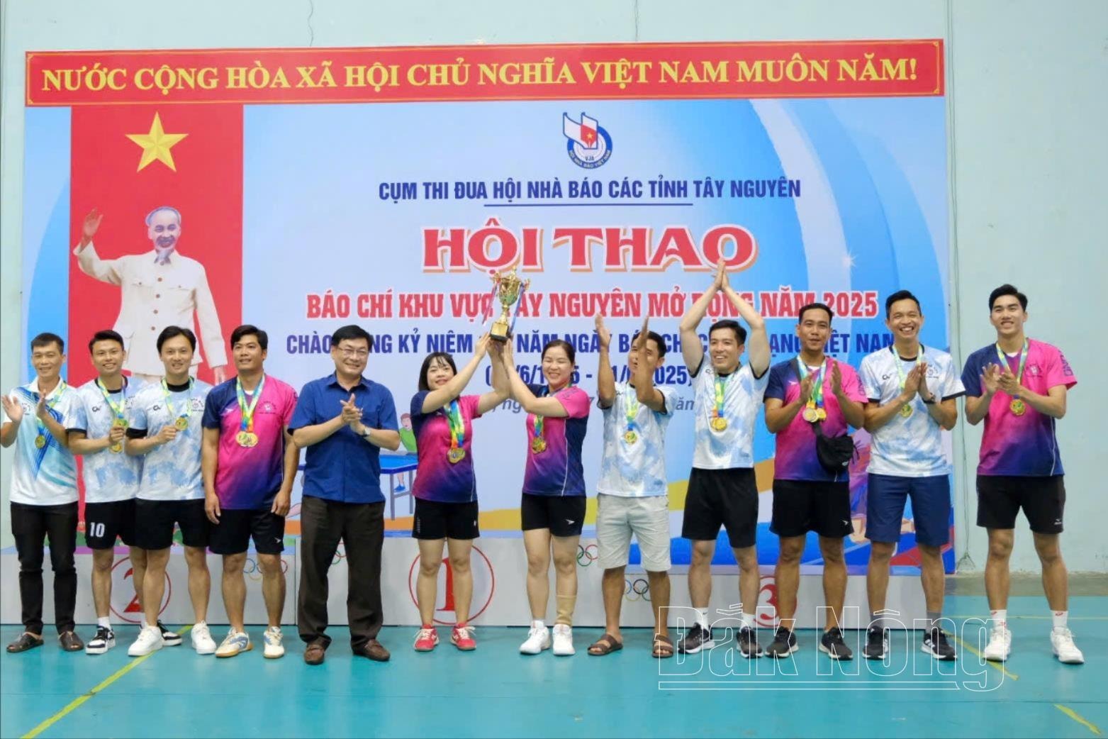 Trao cúp vô địch môn bóng chuyền nam nữ phối hợp cho Hội nhà báo tỉnh Đắk Nông