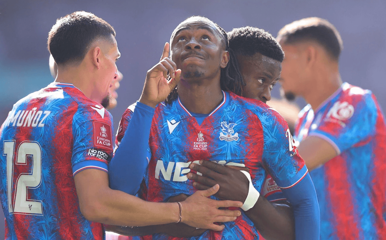 Eberechi Eze cùng đồng ăn mừng sau khi ghi bàn vào lưới Man City