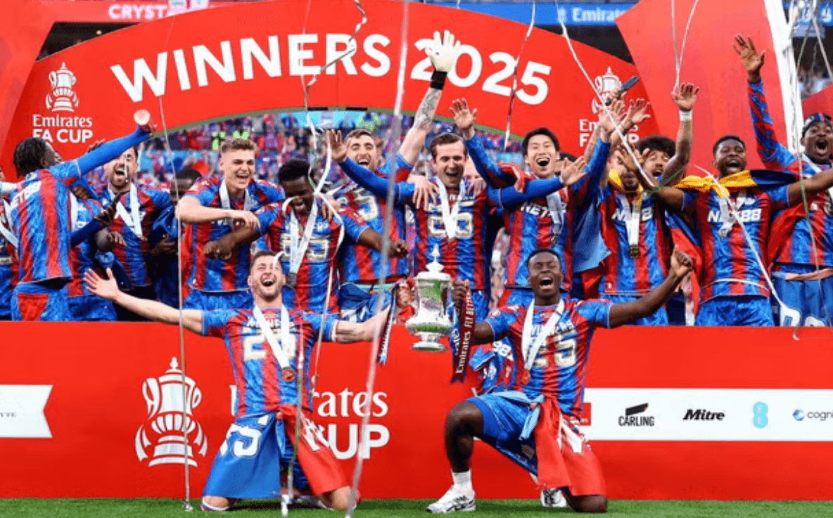 Sau 119 năm chờ đợi, Crystal Palace mới có được chiếc cúp đầu tiên cho mình. Ảnh: DM