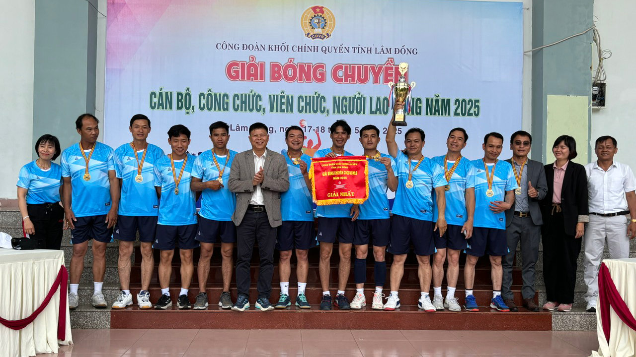 Đội Khối thi đua trường học vô địch nội dung bóng chuyền nam