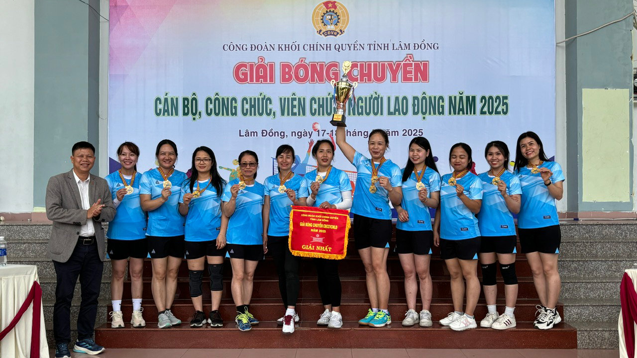 Đội Khối thi đua các trường học vô địch nội dung nữ
