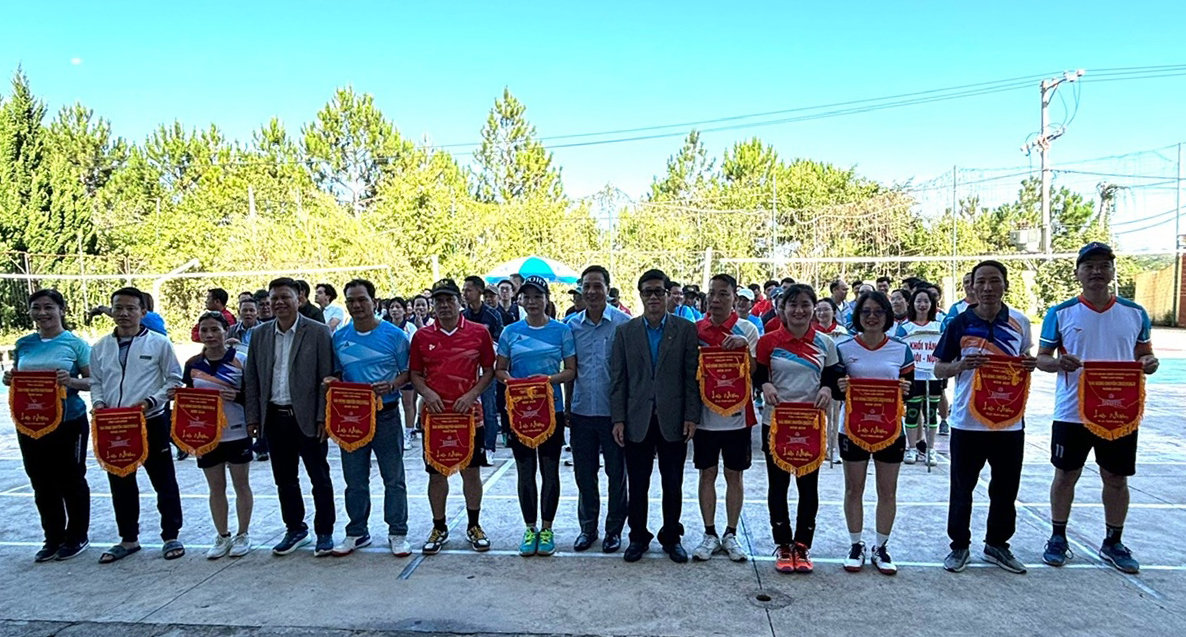 Các đội thi nhận cờ thi đua Ban tổ chức trao tặng