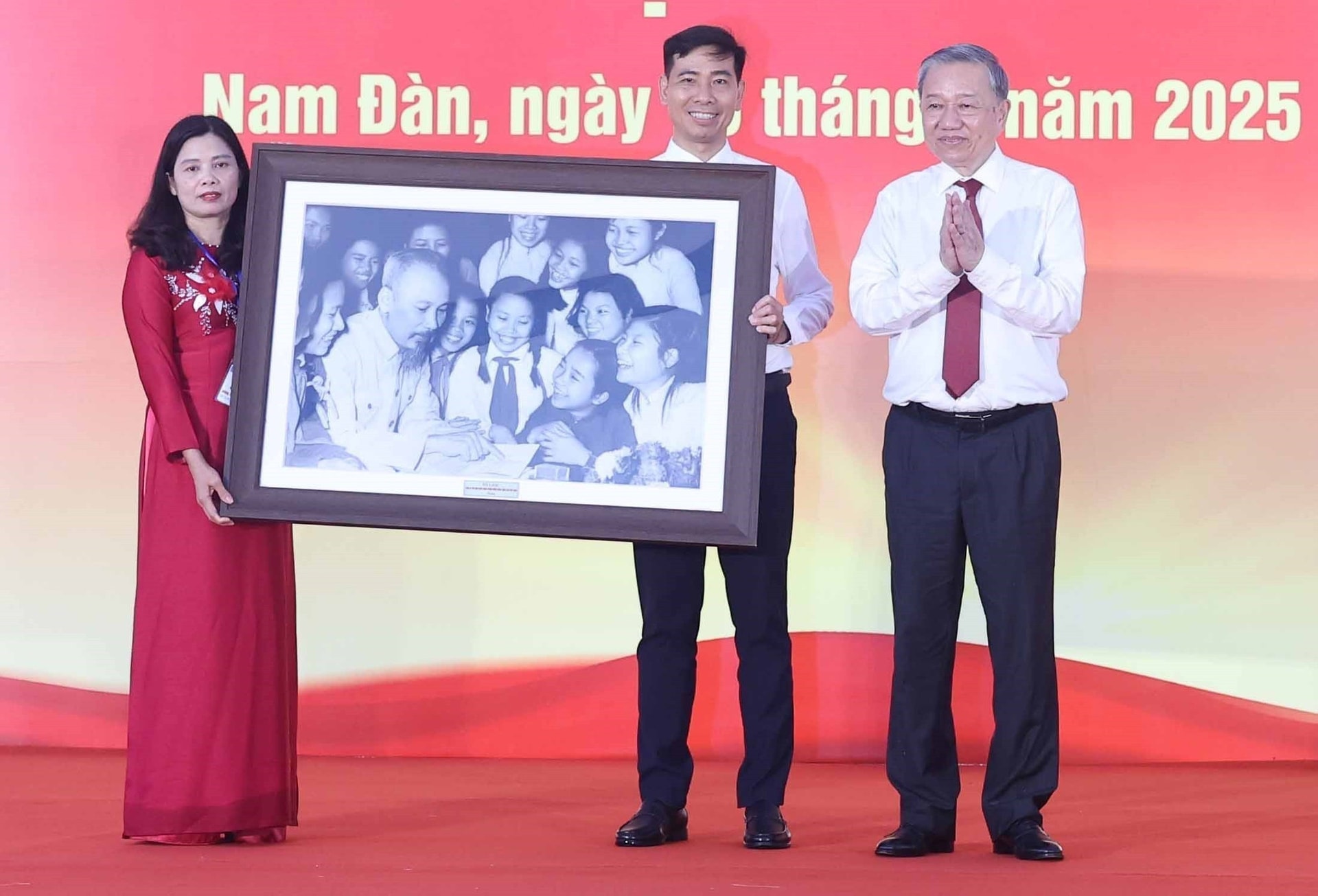 Chiều 15/5/2025, trong chuyến công tác tại tỉnh Nghệ An, Tổng Bí thư Tô Lâm đến thăm và tặng phòng học STEM cho Trường Trung học Phổ thông Kim Liên, huyện Nam Đàn. (Ảnh: Thống Nhất/TTXVN) to-lam-5.jpg