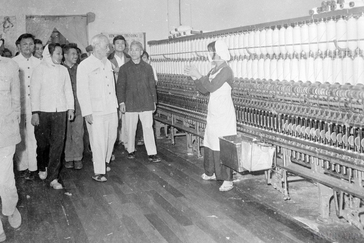 Chủ tịch Hồ Chí Minh đến thăm Nhà máy dệt 8/3 và dự lễ khánh thành nhà máy, ngày 8/3/1965. (Ảnh: TTXVN) bac-ho-nha-may-det-3436.jpg