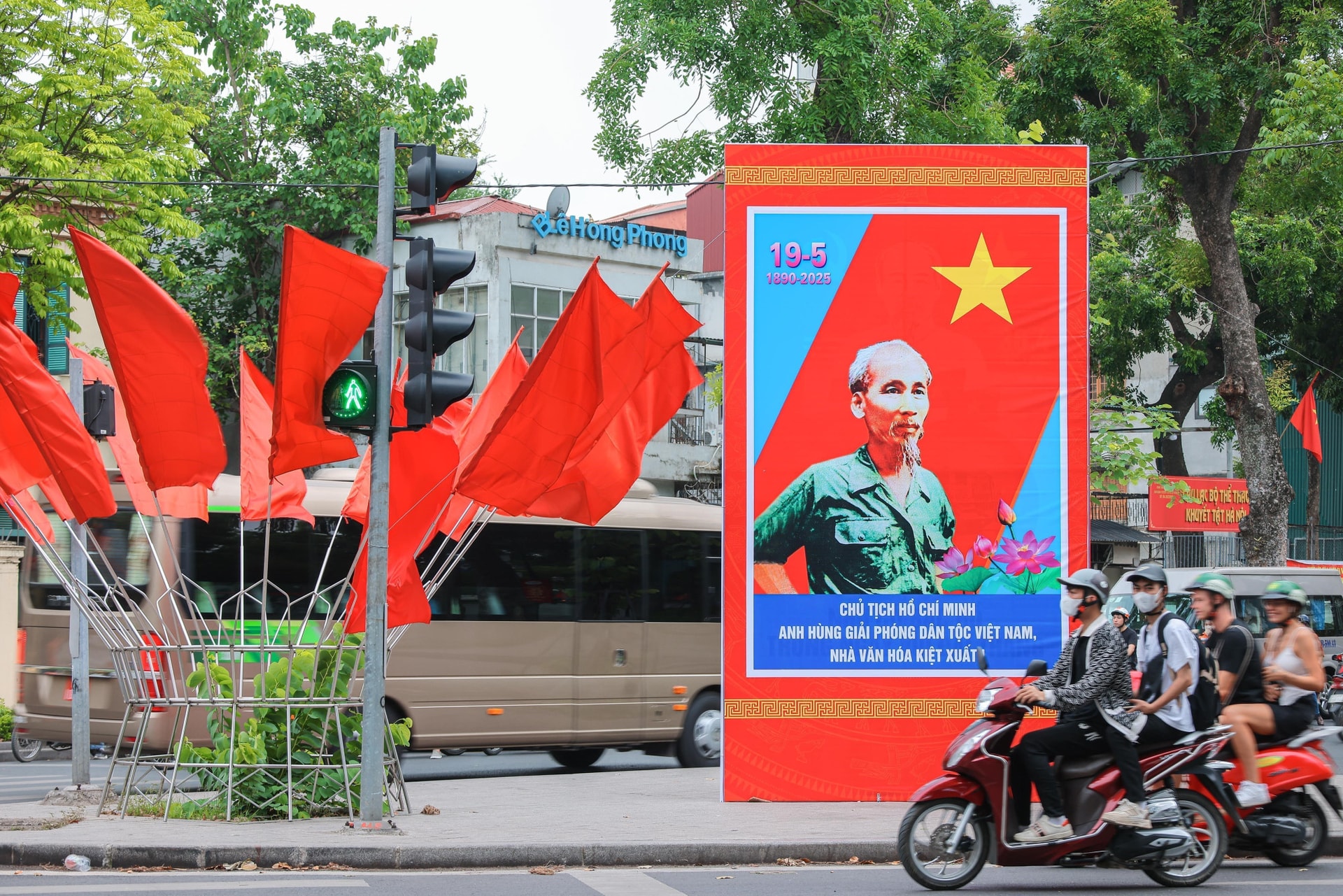 Hà Nội rực rỡ cờ hoa chào mừng 135 năm Ngày sinh Chủ tịch Hồ Chí Minh. (Ảnh: Hoàng Hiếu/TTXVN) bac-ho-18.jpg