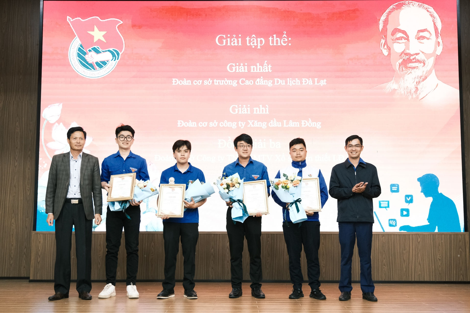 Ban tổ chức trao giải nhất, nhì, ba cho các tập thể