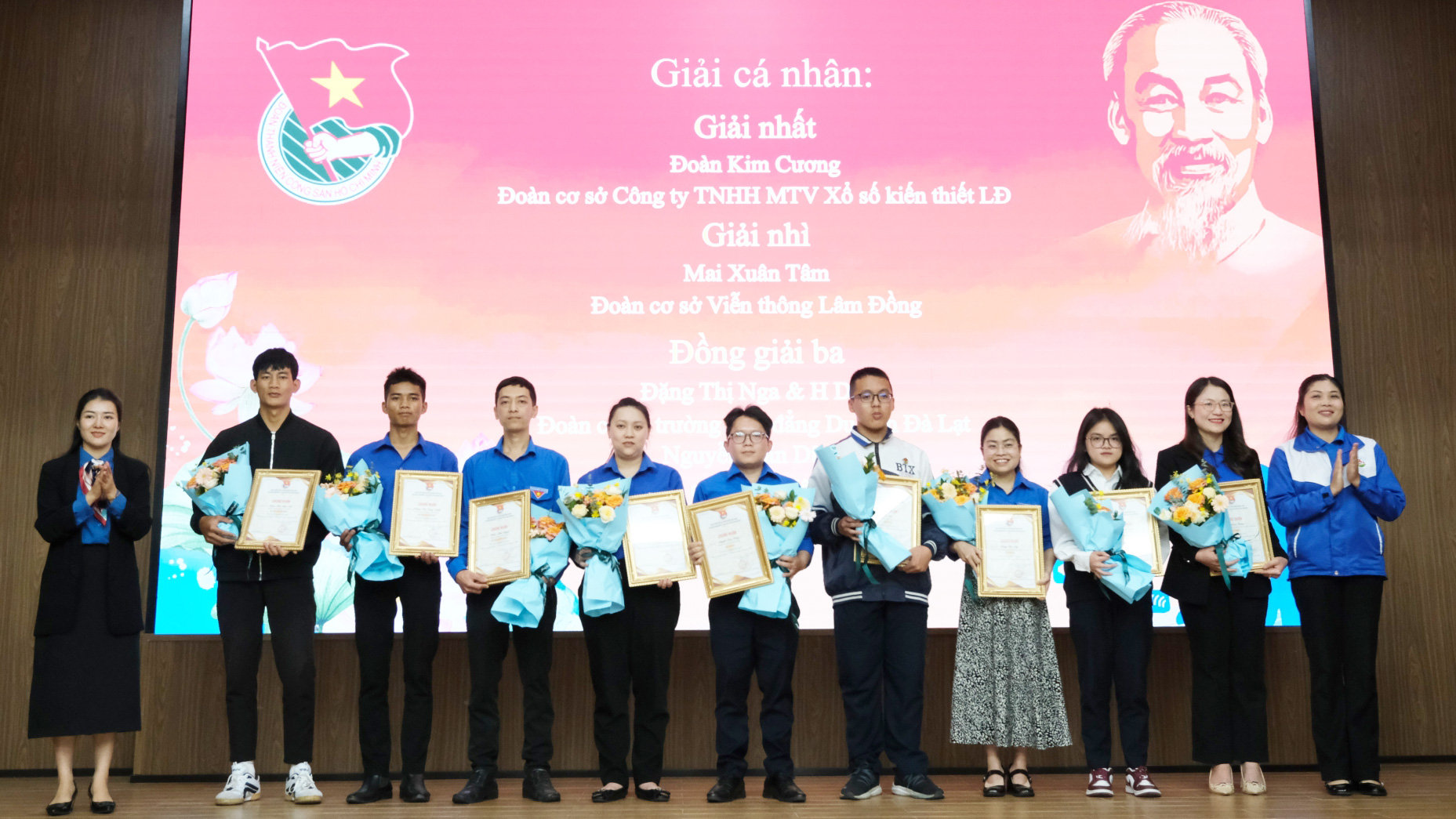 Ban tổ chức trao giải cá nhân cho các thí sinh