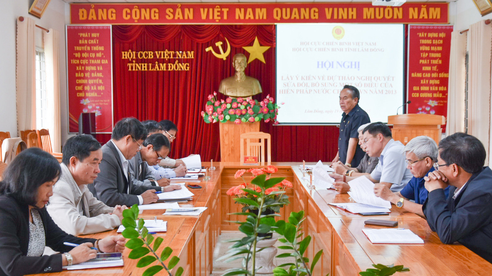 Đại tá Dương Công Hiệp - Phó Chủ tịch Hội CCB tỉnh quán triệt Dự thảo Nghị quyết sửa đổi, bổ sung một số điều của Hiến pháp năm 2013