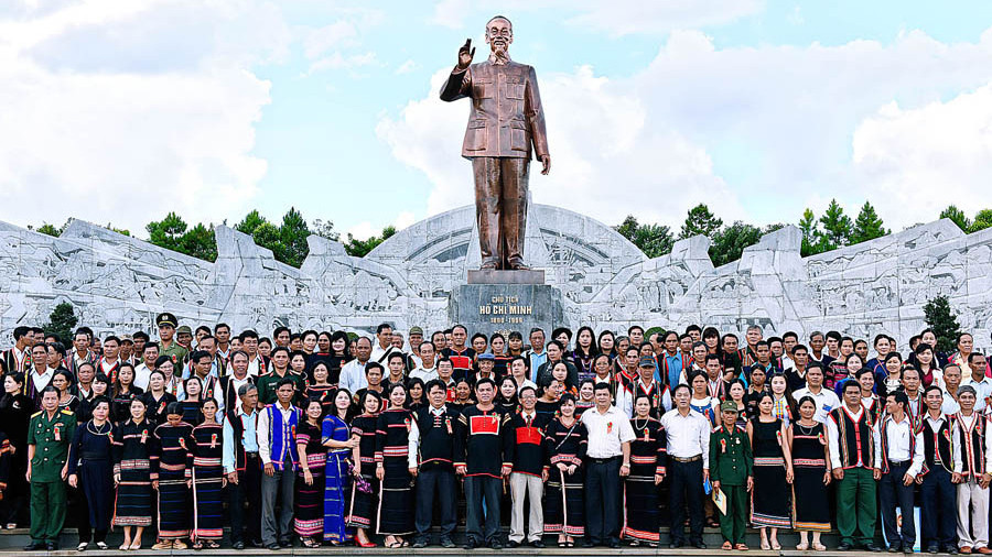 Cán bộ người đồng bào DTTS Tây Nguyên về báo công trước tượng đài Bác Hồ ở TP Plâycu-Gia Lai