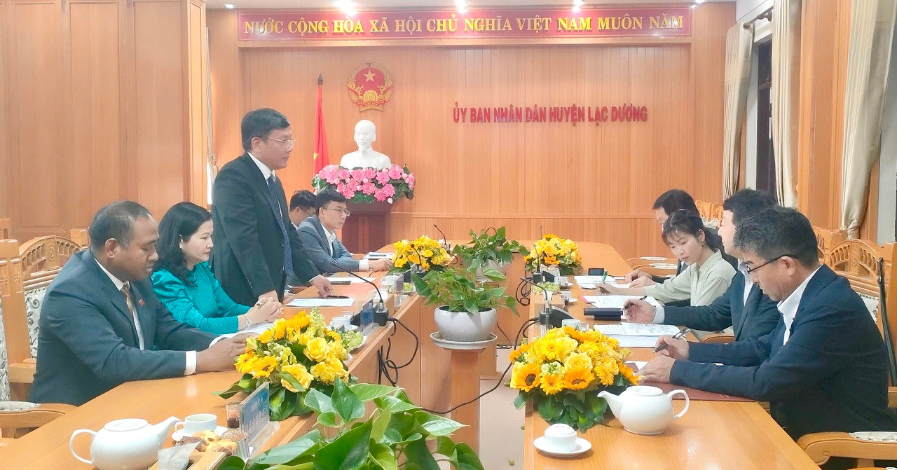 Chủ tịch UBND huyện Bùi Thếtrao đổi thông tin sắp xếp, tổ chức bộ máy của huyện.