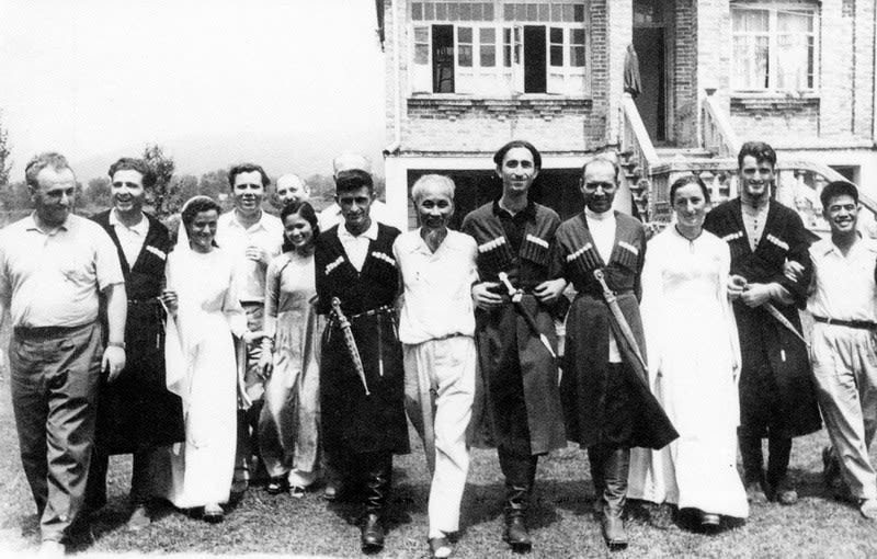 chu-tich-ho-chi-minh-hoa-nhip-cu.jpg