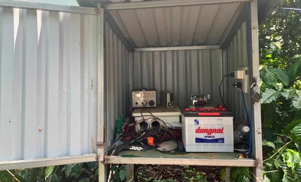 Bộ điều khiển trung tâm gắn với các cảm biến được gắn trên thân cây giúp đo lượng nước cây cần. Ảnh: ĐỨC HIỀN 1.jpg
