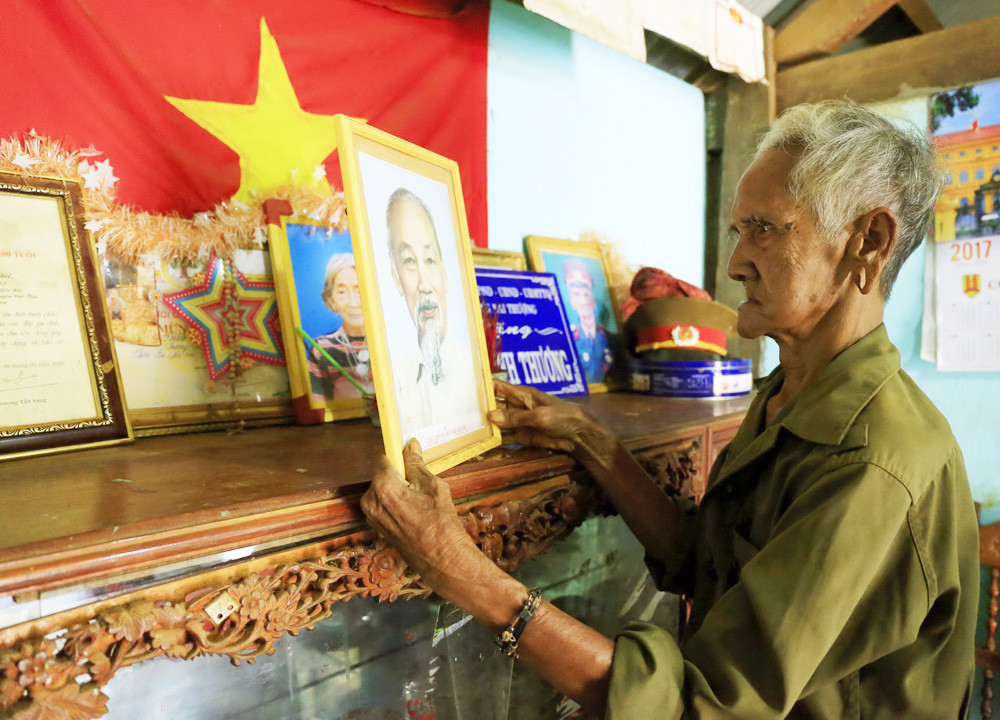 Già làng Điểu Đoi-cựu du kích người dân tộc Mạ (đã mất), thờ Bác Hồ tại gia đình mình từ ngày nước nhà thống nhất đến nay