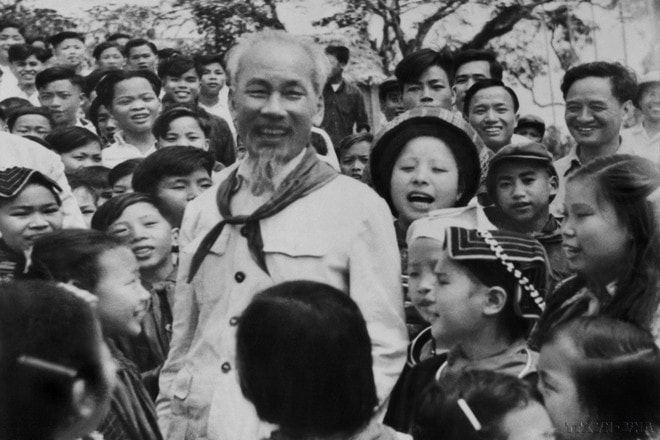 Chủ tịch Hồ Chí Minh đến thăm Trường thiếu nhi các dân tộc vùng cao Việt Bắc ở Thái Nguyên (13/3/1960). (Ảnh: TTXVN) chu-tich-ho-chi-minh-2-610.jpg