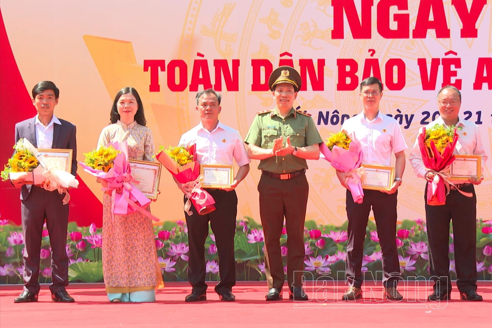 ngay-hoi-bao-ve-an-ninh-toc-quoc.00_06_00_23.still002(1).jpg