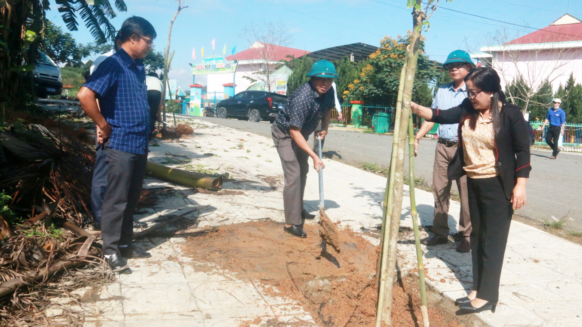 Lãnh đạo huyện cùng các cán bộ, công chức, viên chức, đoàn viên thanh niên các cơ quan, đơn vị tiến hành trồng cây trên các tuyến đường trung tâm huyện