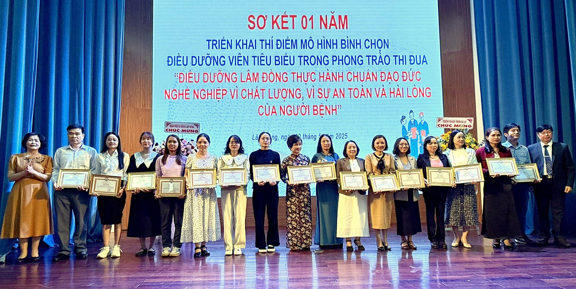 Khen thưởng các điều dưỡng viên tiêu biểu