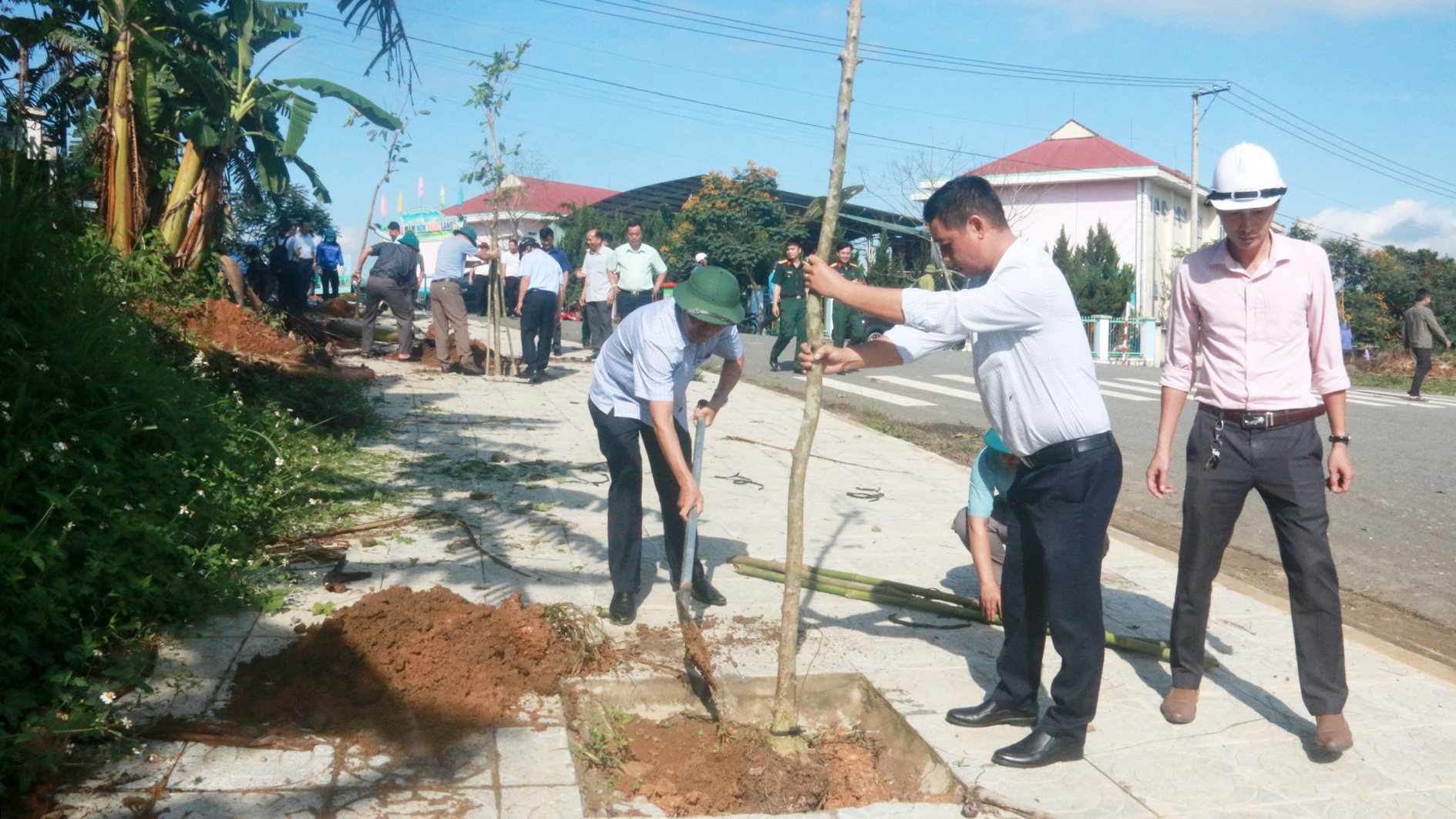 Lãnh đạo UBND huyện cùng các cán bộ, công chức, viên chức các cơ quan, đơn vị tiến hành trồng cây xanh