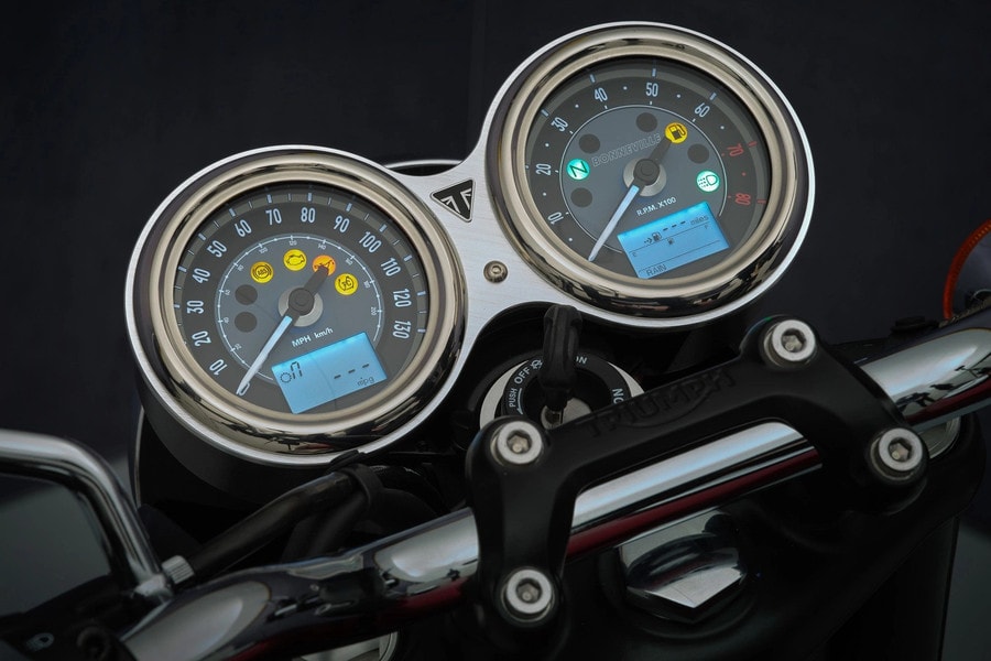 Cụm đồng hồ analog kết hợp màn hình LCD. Ảnh: S.T 2022-triumph-bonneville-t120-first-look-retro-sport-motorcycle-17.jpg