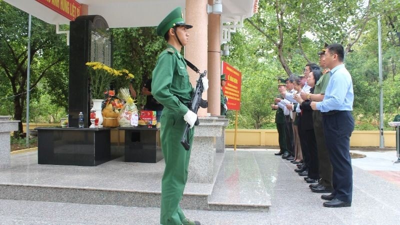 Đoàn công tác dâng hương tưởng niệm các Anh hùng liệt sĩ hy sinh tại khu vực Đồn Biên phòng Sêrêpốk.